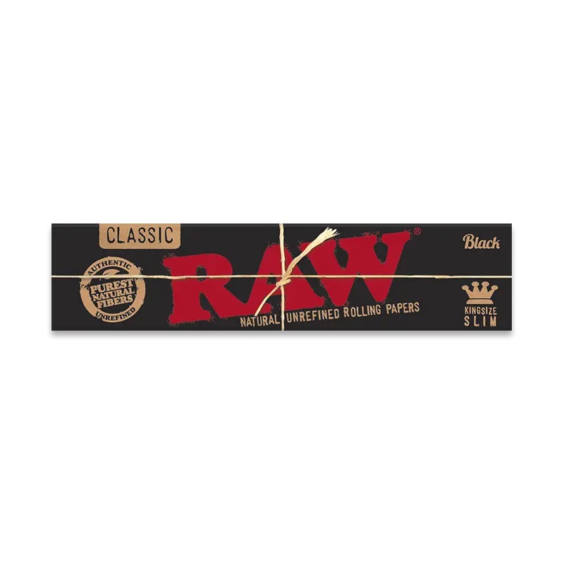 Opakowanie bibułek RAW Black Classic w rozmiarze King Size Slim, w czarnej kolorystyce z czerwonym logo RAW i złotymi napisami, bletki king size slim 