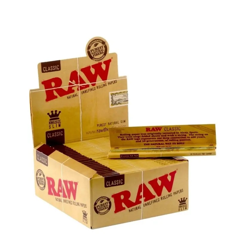 Opakowanie zbiorcze bibułek RAW Classic King Size Slim z naturalnego, niebielonego papieru, wyeksponowane w kartonowym displayu z logotypem RAW, marki 