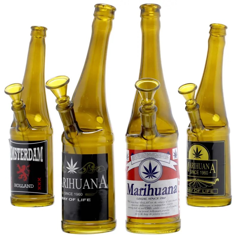 Zestaw szklanych bong w kształcie butelek piwa o wysokości 26 cm, z nadrukami tematycznymi "Amsterdam" i "Marihuana", wykonanych z brązowego szkła, bonga z turbo 
