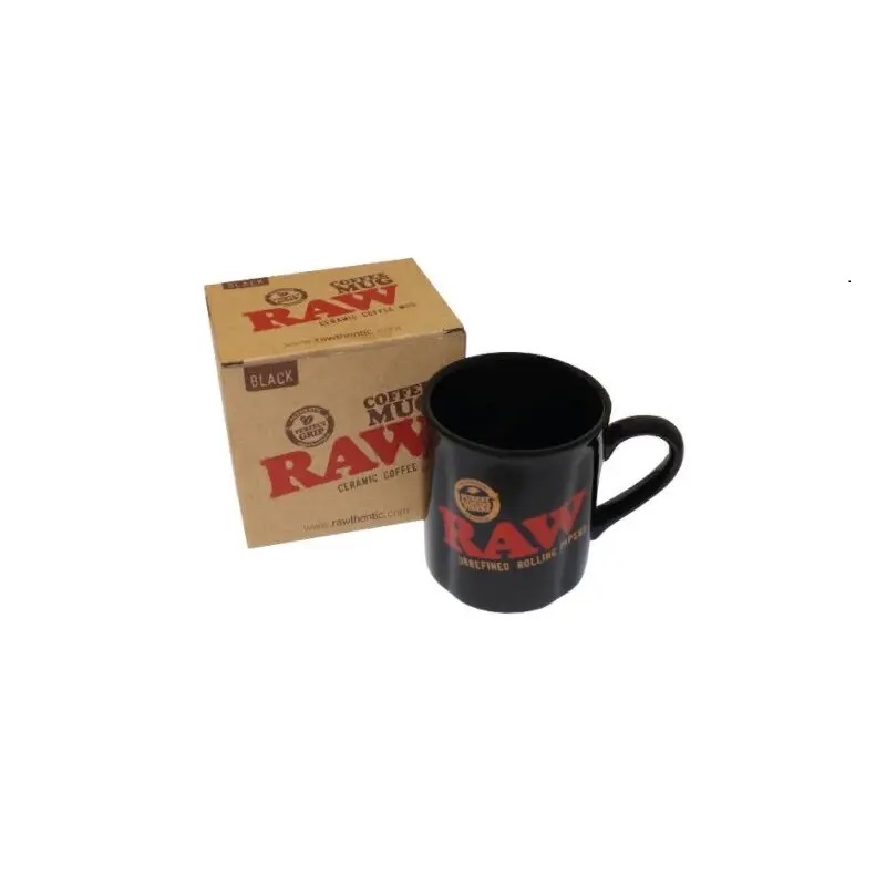 Czarny kubek ceramiczny RAW z czerwonym logo i brązowym napisem, obok oryginalne kartonowe pudełko z identycznym oznaczeniem, kubki 