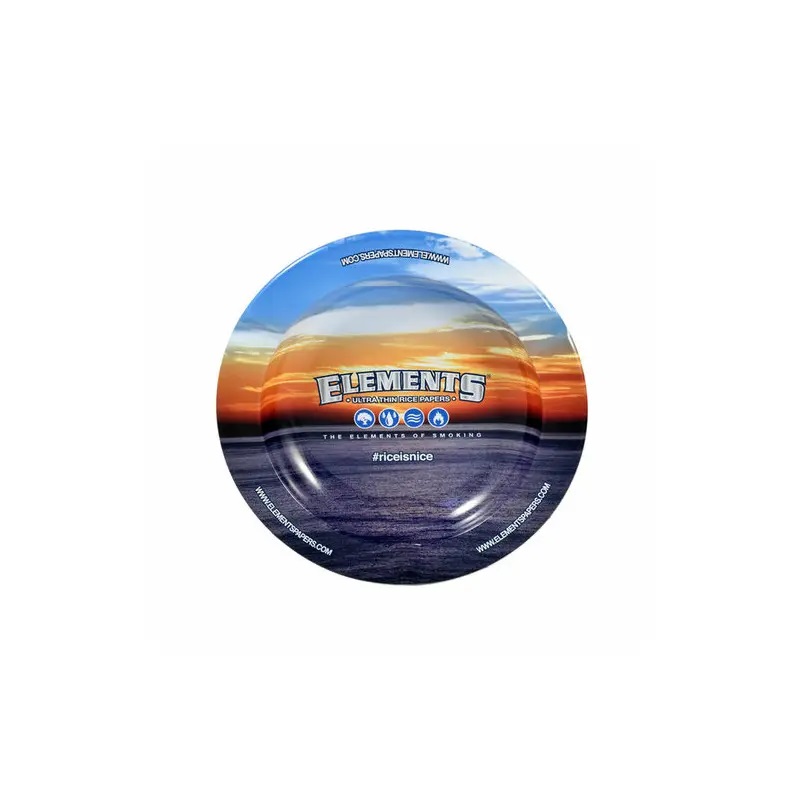 Okrągła metalowa popielniczka Elements Blue z motywem zachodu słońca nad oceanem, z logo marki Elements i hasłem #riceisnice, popielniczki 