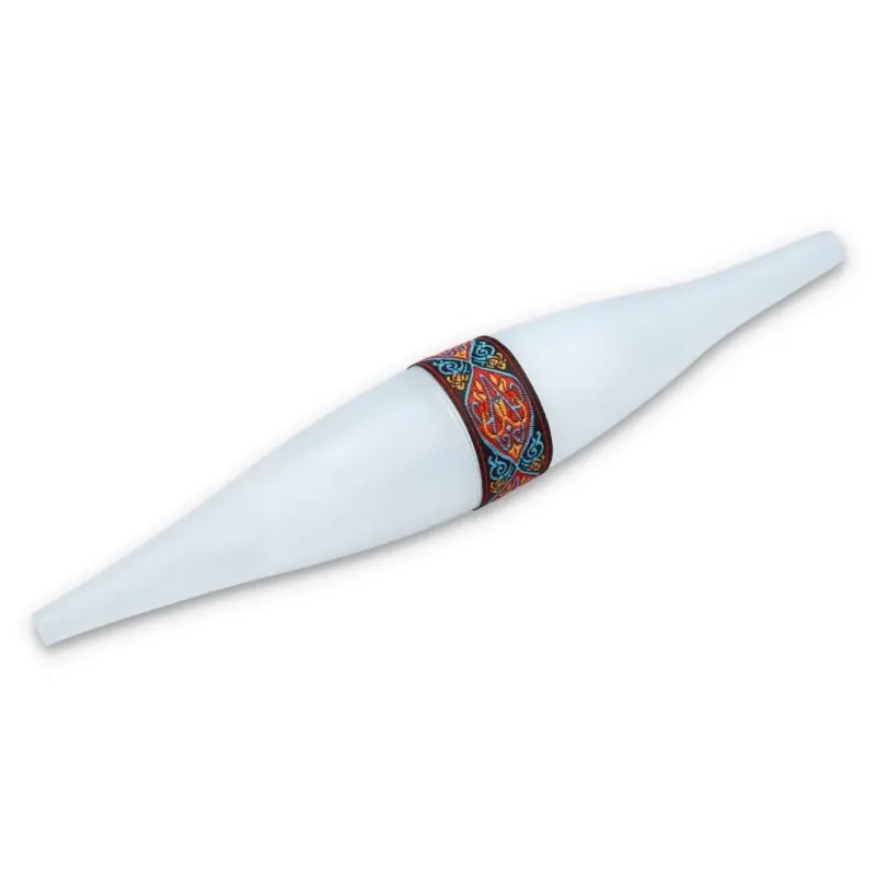 Biała nakładka chłodząca typu bazooka do shishy, ozdobiona kolorowym, orientalnym wzorem w centralnej części, akcesoria do shish 