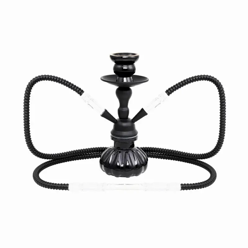 Czarna shisha dwu-wężowa o wysokości 25 cm, z klasyczną misą i stylizowaną podstawą, wyposażona w dwa elastyczne węże zakończone przezroczystymi ustnikami, tradycyjne 