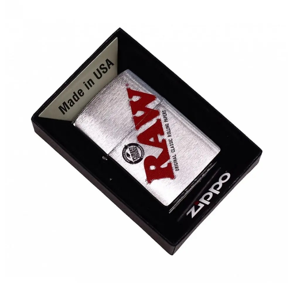 Zapalniczka benzynowa Zippo RAW Silver w oryginalnym opakowaniu, z czerwonym logo RAW i oznaczeniem "Made in USA", zippo 