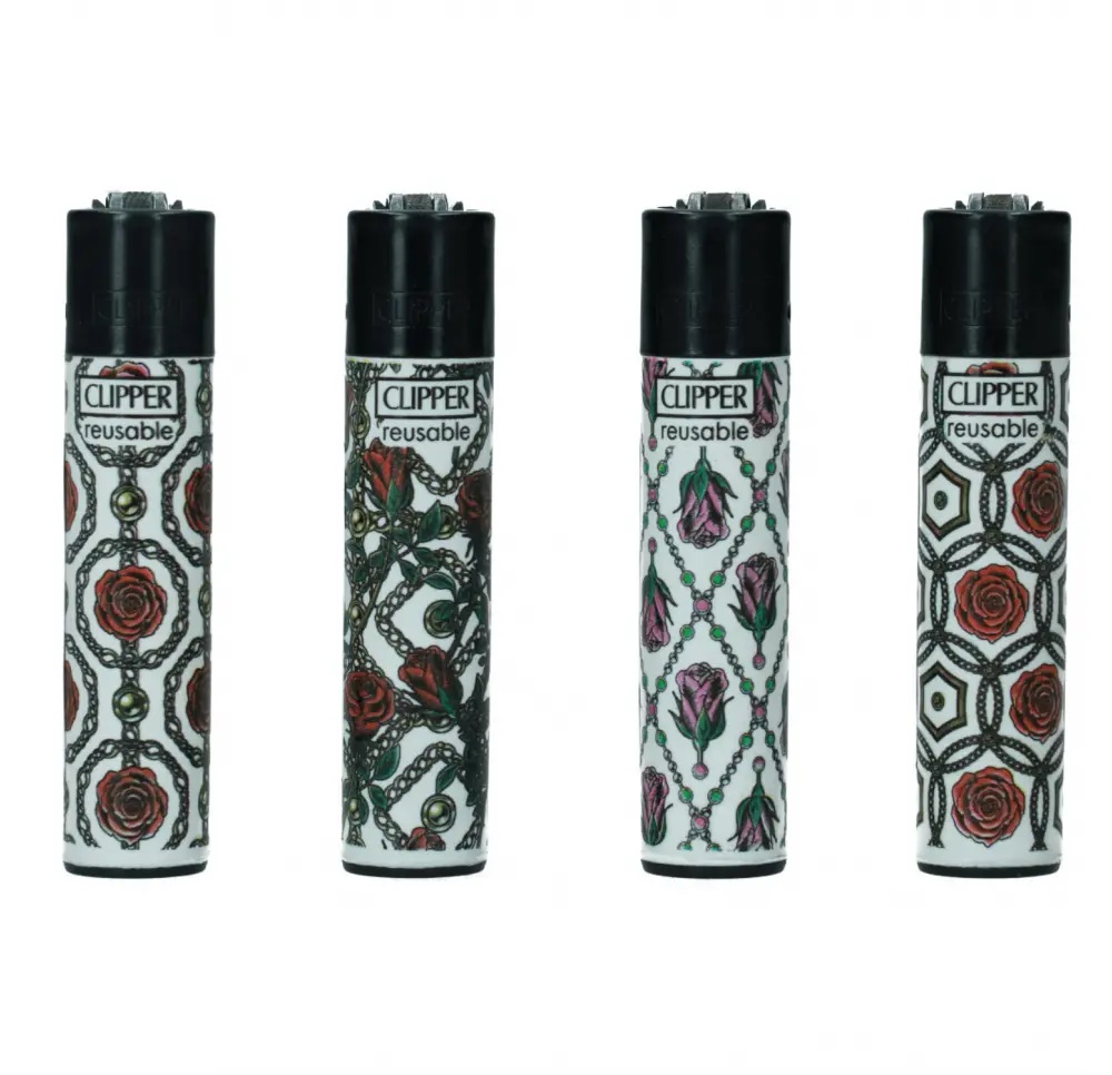 Cztery zapalniczki krzesiwowe Clipper z kolekcji "Roses and Gold", ozdobione wzorami róż i złotych ornamentów na białym tle, clipper 