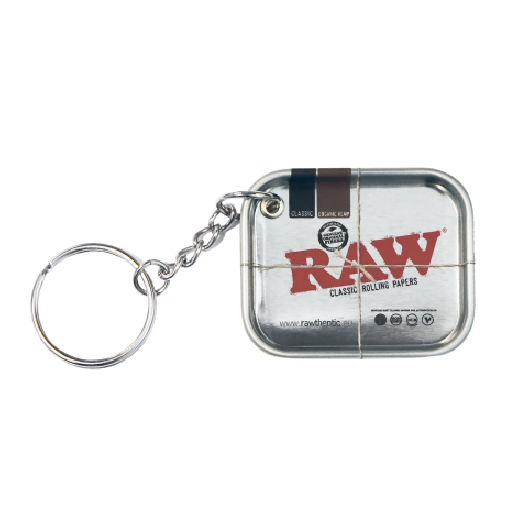 Zdjęcie przedstawia produkt Breloczek mini tacka metalowa Raw 4,6x3,8 cm.