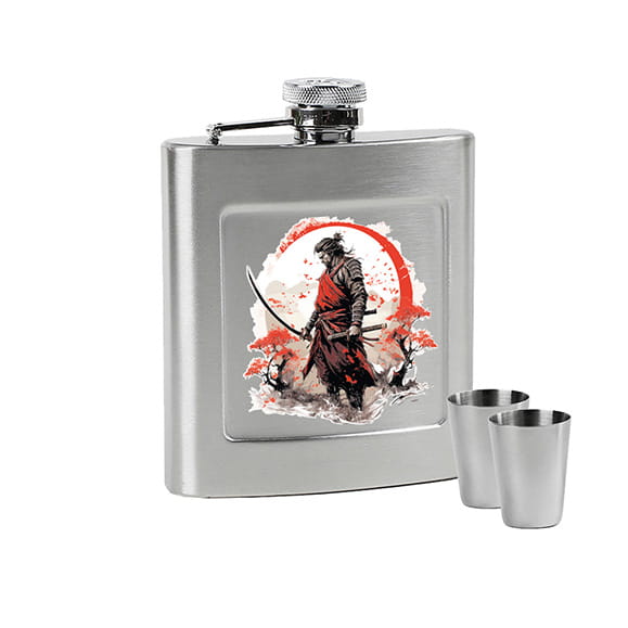 Zdjęcie przedstawia produkt Zestaw piersiówka Dan Barmore SAMURAJ 240ml z kieliszkami.